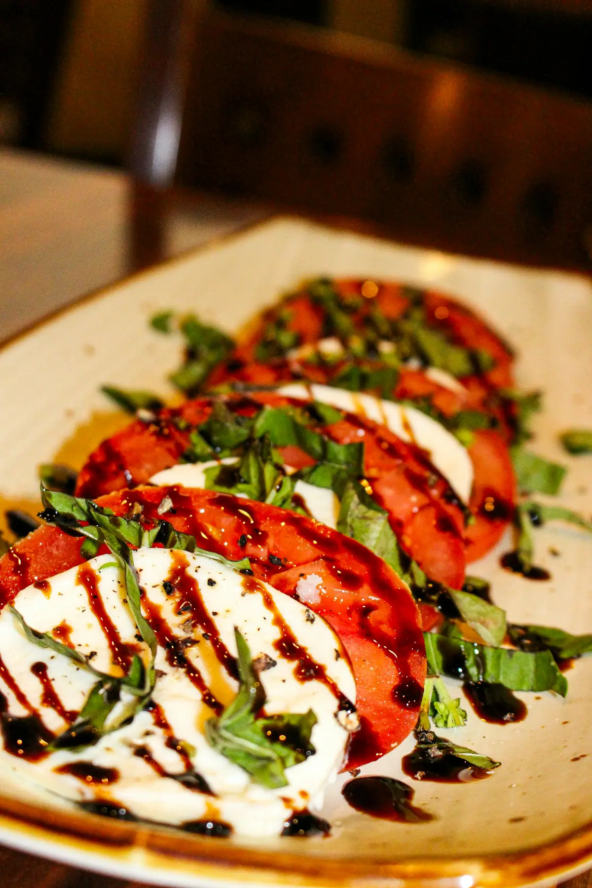 Caprese con pomodoro, mozzarella e basilico